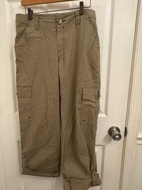 CAbi #885 Size 6 Khaki Cargo Pocket Roll Up Wide Leg Casual Pants size 6